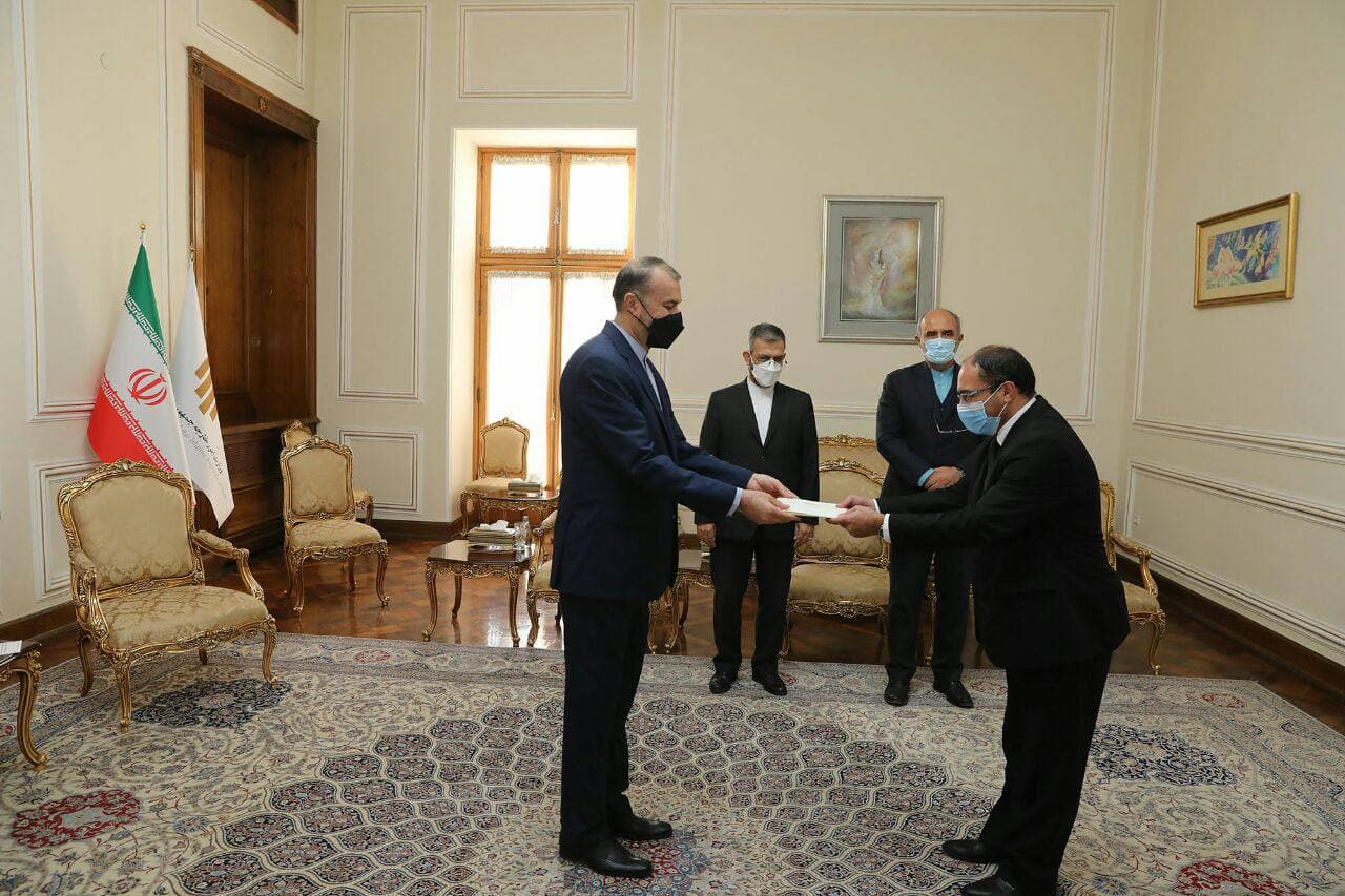 New Armenia Ambassador submits copy of credentials to Iran FM